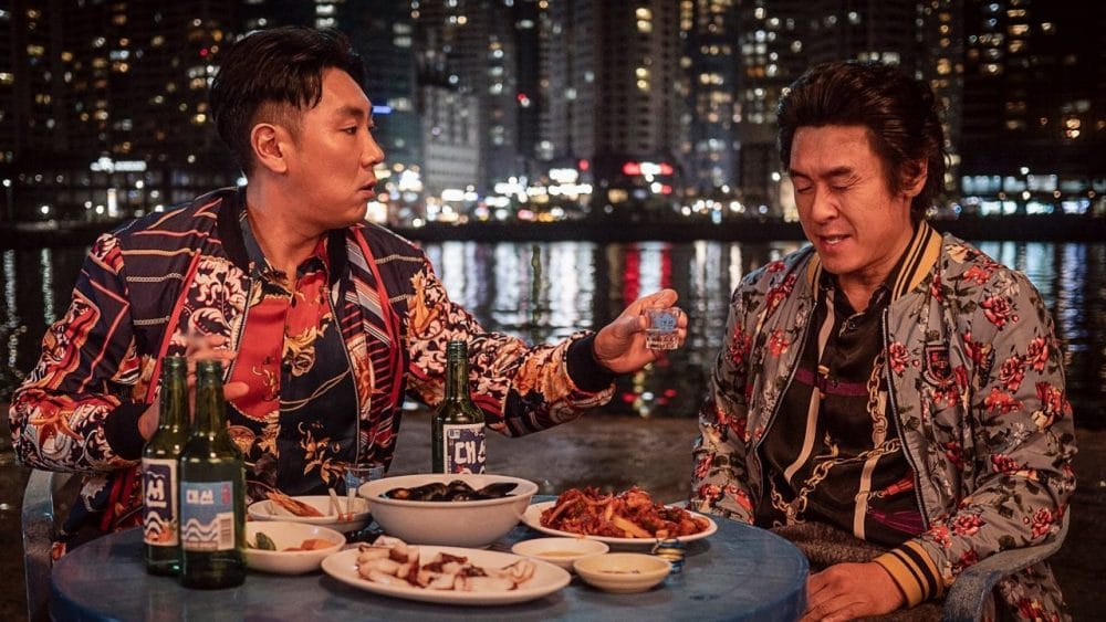 Hai người cùng uống rượu tâm sự