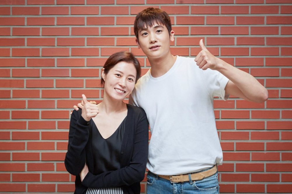 Hai diễn viên chính Moon Su-ri và Park Hyung-sik vui vẻ chụp hình cùng nhau ngoài đời thực