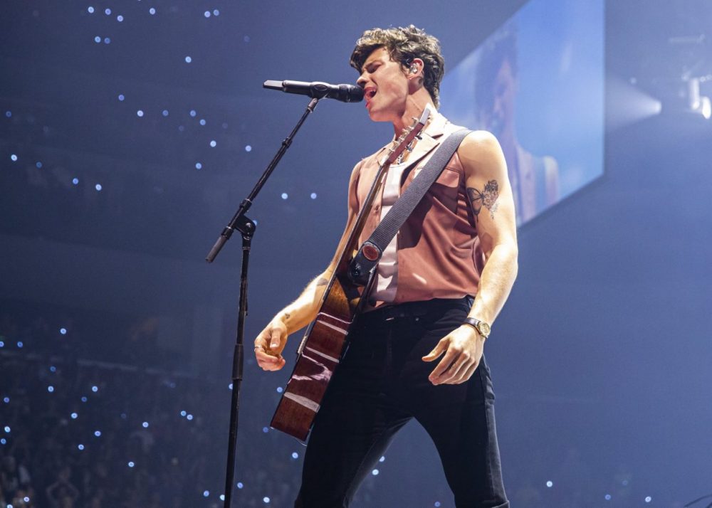 Shawn Mendes biểu diễn trên sân khấu