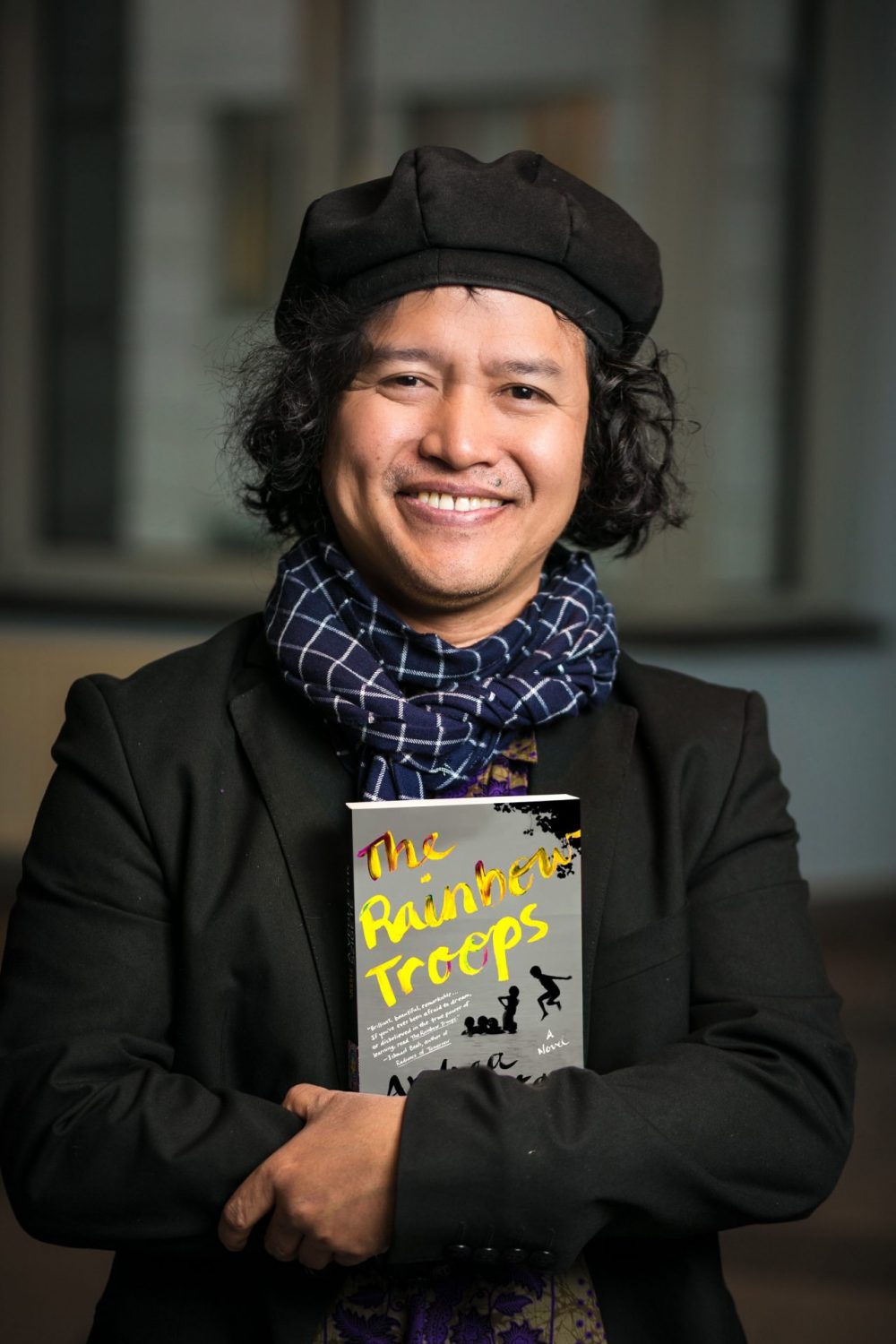 Tác giả Andrea Hirata cùng cuốn tiểu thuyết Chiến binh Cầu vồng