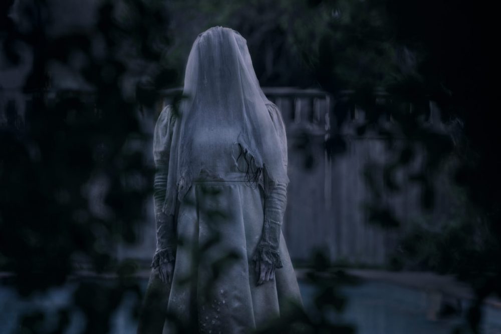 Tạo hình đặc trưng của La Llorona với tấm vải trắng che khuất mặt