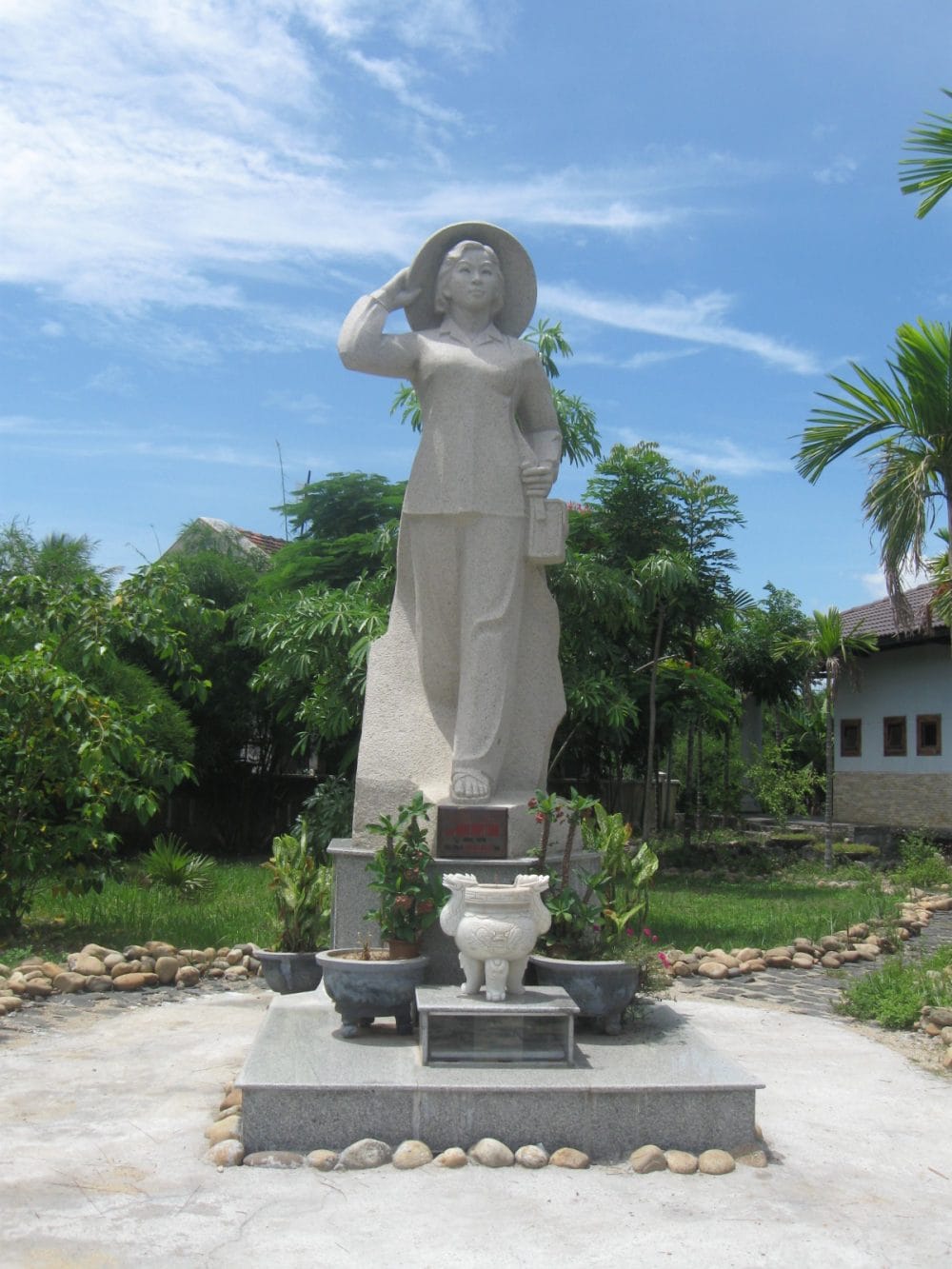 Tượng của Đặng Thùy Trâm