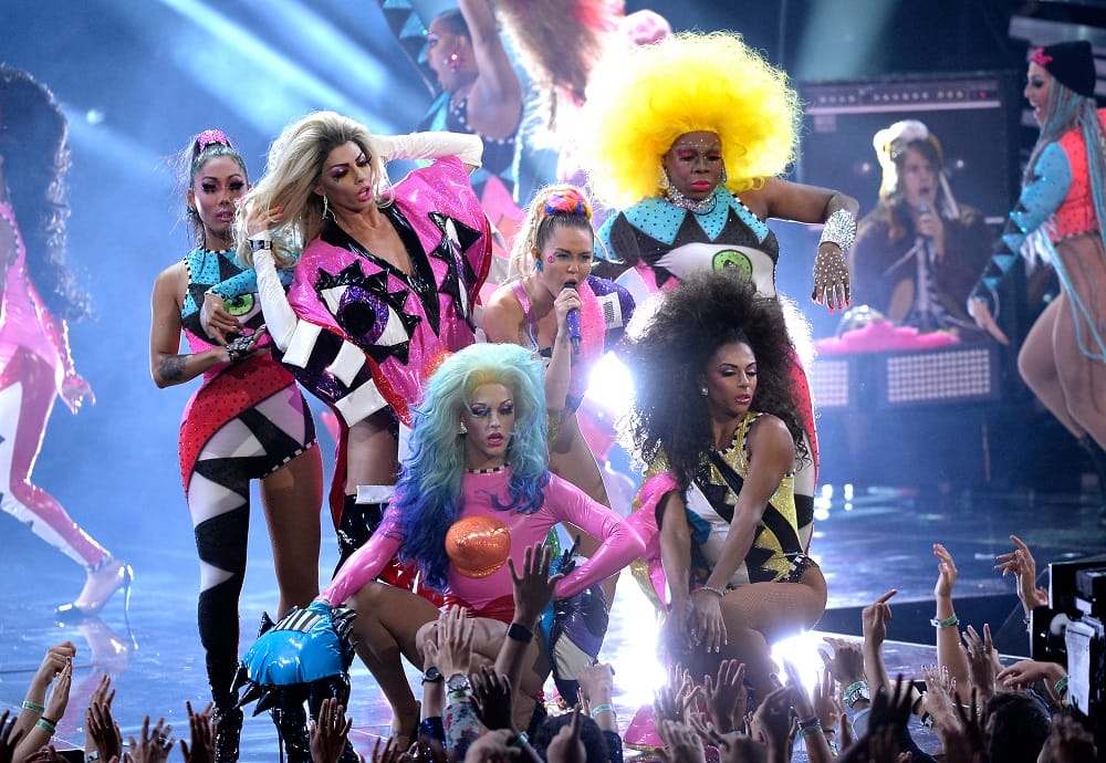 Miley trình diễn tại MTV Video Music Awards 2015
