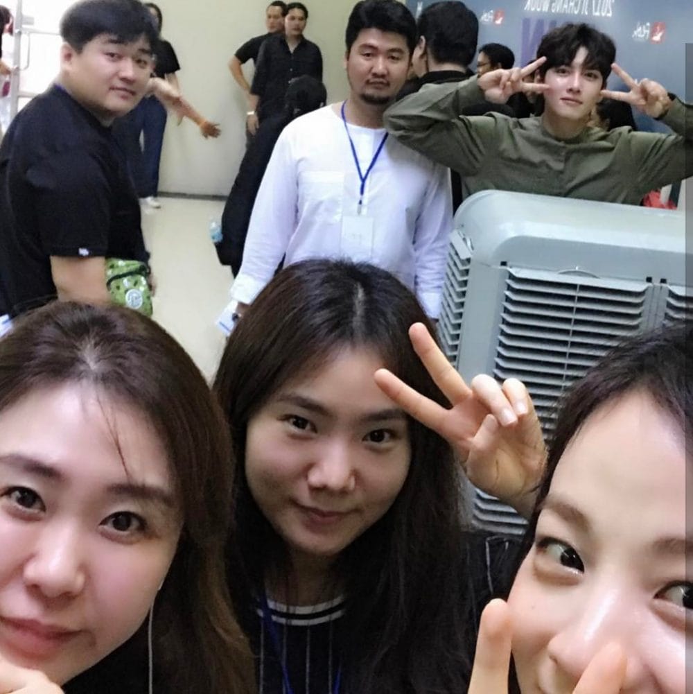 Ji Chang Wook cùng đội ngũ hậu cần của nam diễn viên