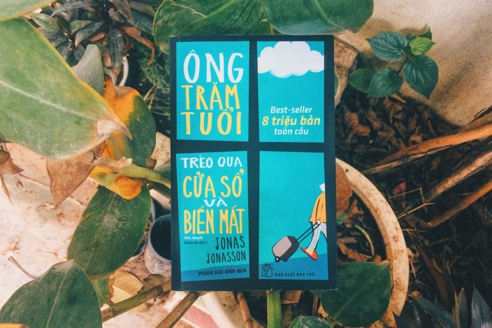 Bìa cuốn sách Ông trăm tuổi trèo qua cửa sổ và biến mất