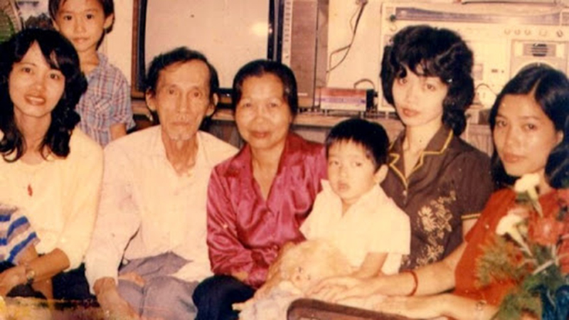 Bùi Xuân Phái bên cạnh gia đình đầm ấm 
