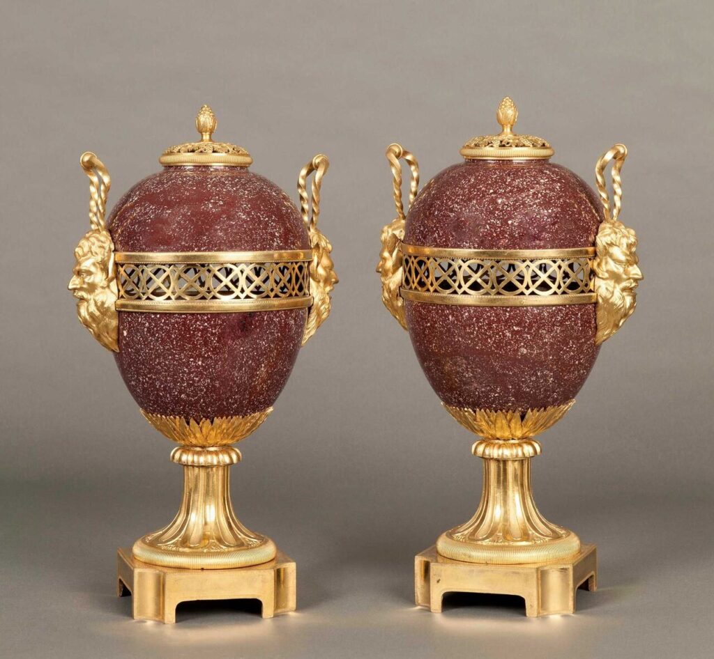 Cặp bình cổ Porphyre ở bảo tàng Louvre, Paris