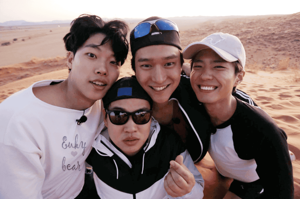 Park Bo Gum bên cạnh các thành viên của Youth Over Flowers: Africa,