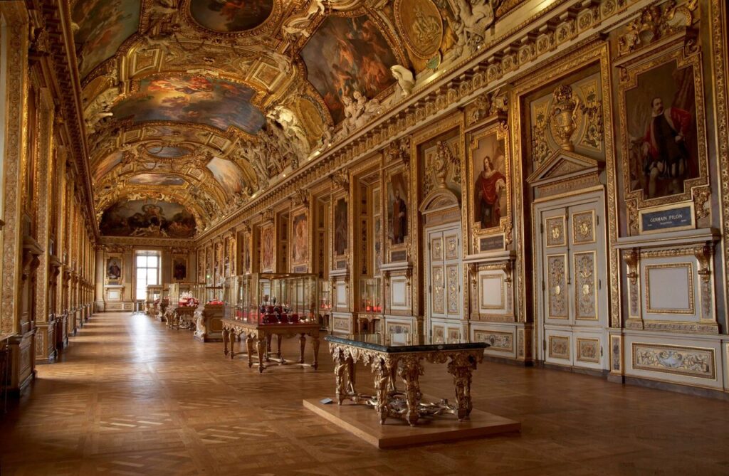 Vẻ đẹp tráng lệ bên trong bảo tàng Lourve, Paris