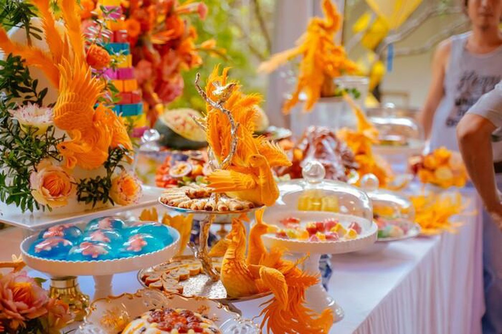 Bữa tiệc sang chảnh cầu kì xuất hiện trong Gái già lắm chiêu 3