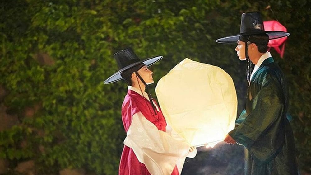 Cảnh thả đèn hoa đăng của thế tử và Ra On trong Mây họa ánh trăng