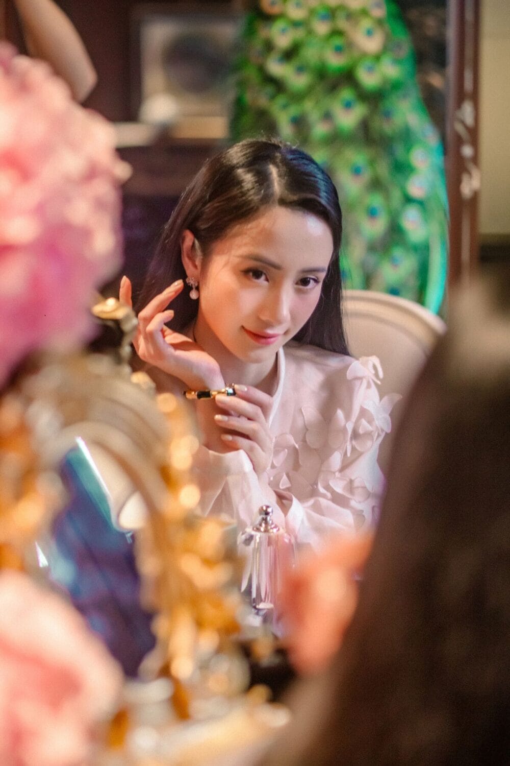 Jun Vũ cùng diễn xuất có phần gượng ép