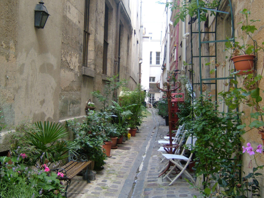 Một con hẻm thanh bình giữa Paris hoa lệ