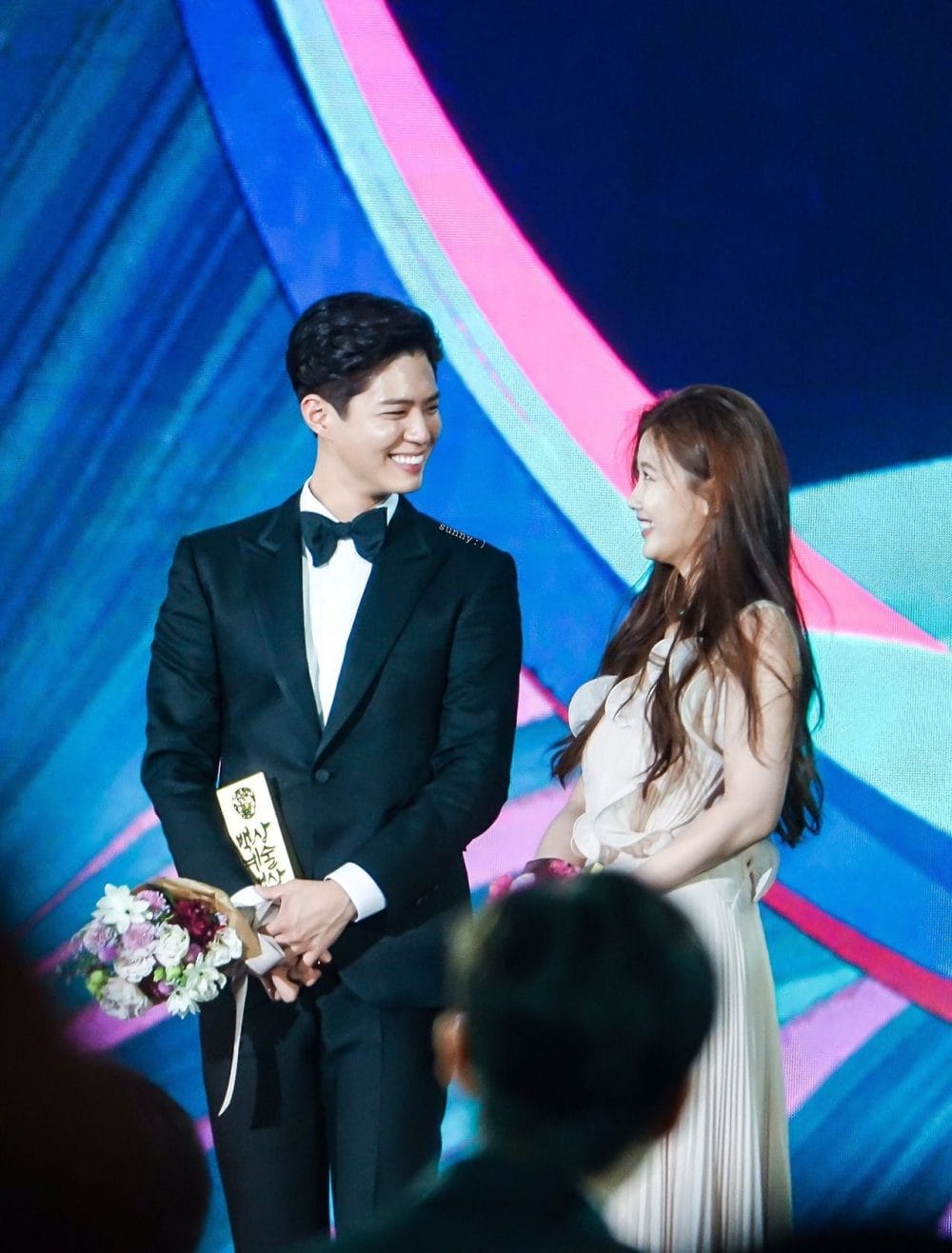 Park Bo Gum và Kim Yoo Jung tại lễ trao giải Baeksang Awards 2016
