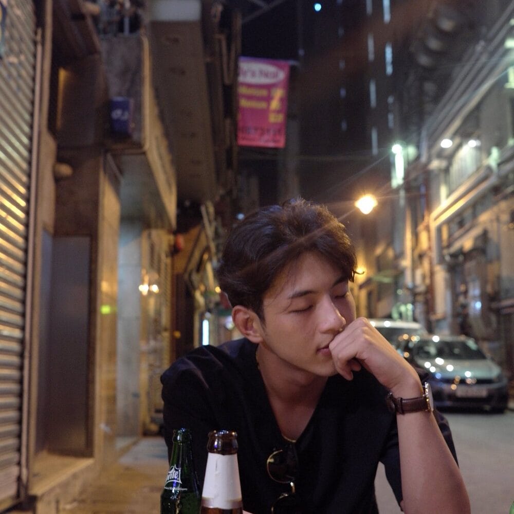 Nam diễn Kim Ji Sooo trong sau một buổi quay phim