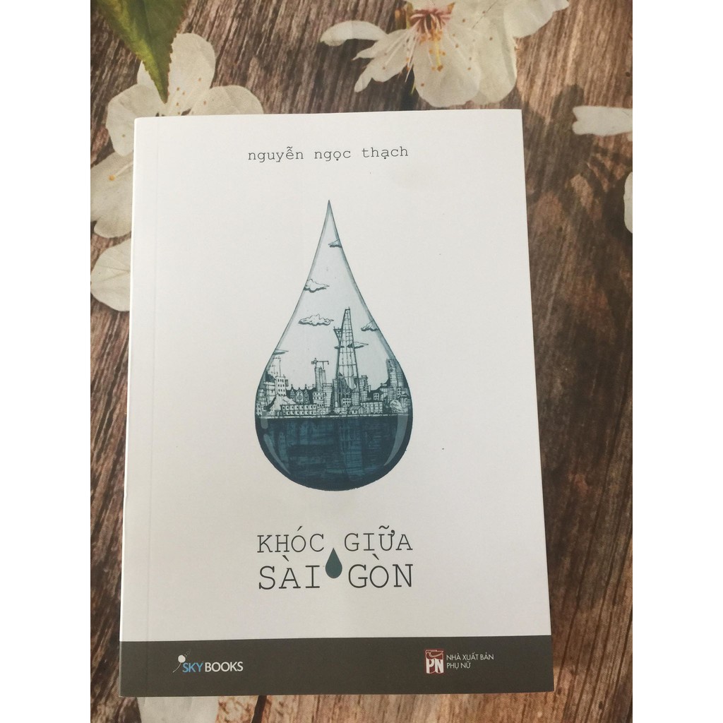 Bìa cuốn sách Khóc giữa Sài Gòn