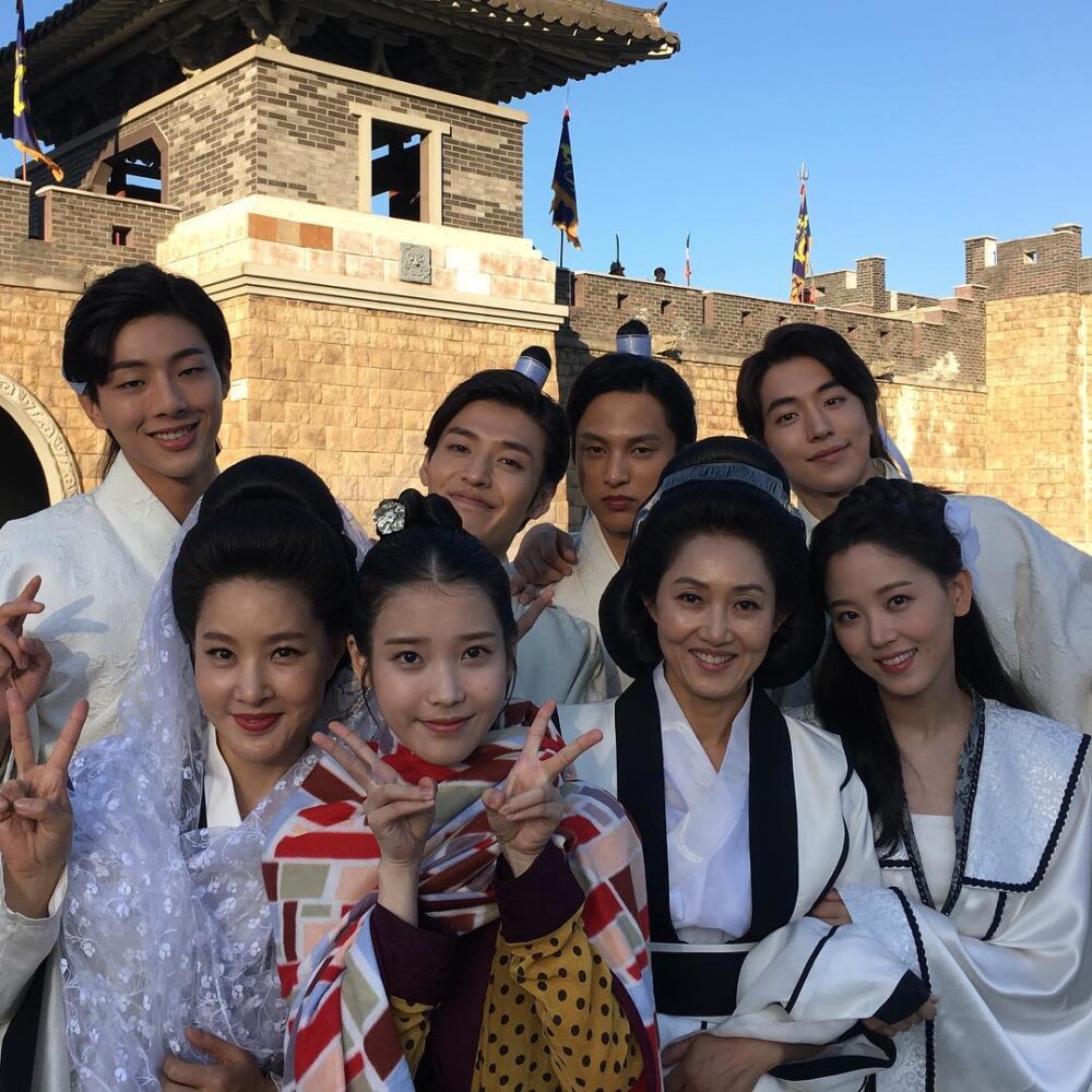 Kim Ji Soo bên cạnh dàn diễn viên của phim