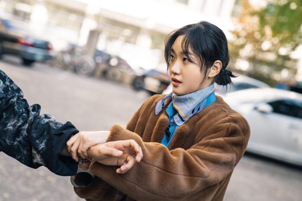 Kim Go Eun hoá thân thành nữ cảnh sát mạnh mẽ trong Quân vương bất diệt