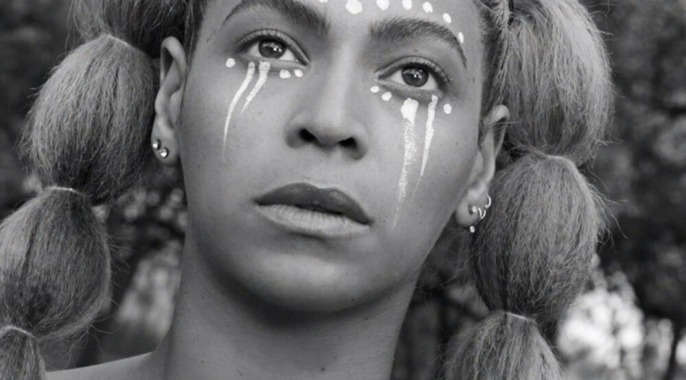 Trong suốt chặn đường sự nghiệp hơn hai thập kỷ, phong cách thời trang của Beyoncé đã trở thành biểu tượng cho nữ quyền