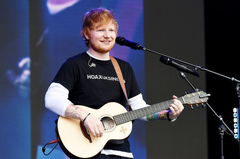Ed Sheeran cùng chiếc guitar và đôi bàn tay trắng