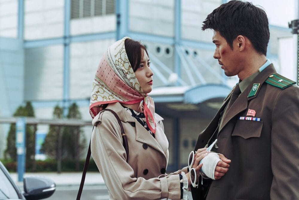 Tạo hình của Yoona và Hyun Bin trong bộ phim Cộng sự bất đắc dĩ