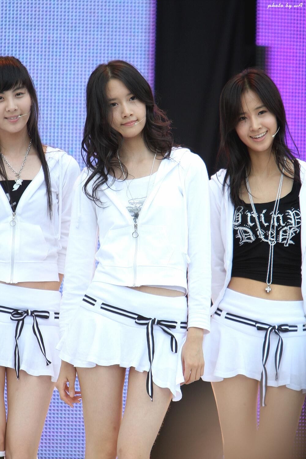 Yoona chính thức ra mắt dưới cái tên SNSD vào năm 2007