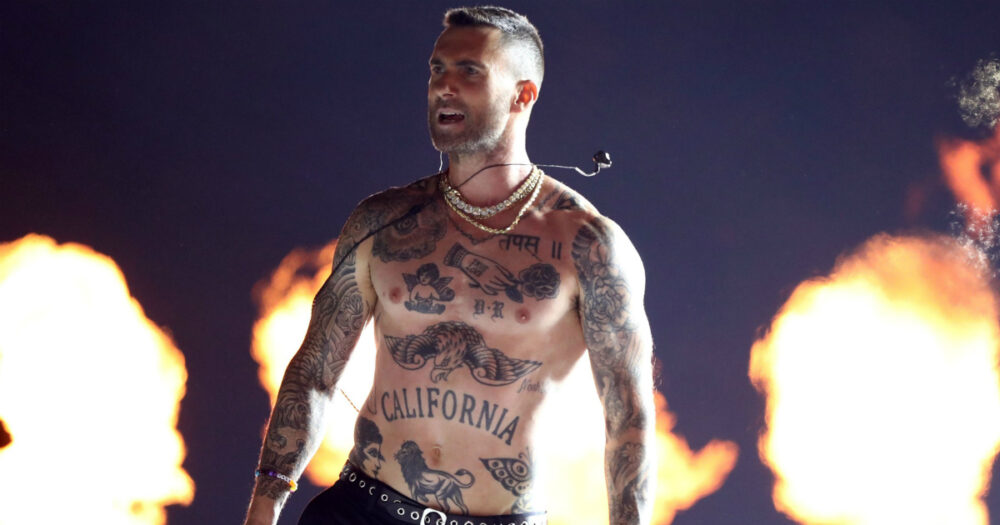 Adam Levine cháy hết mình trên sân khấu