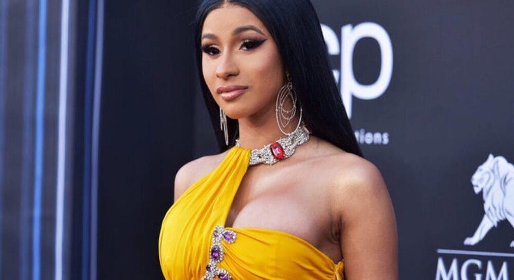 Cardi B trở thành vũ nữ thoát y