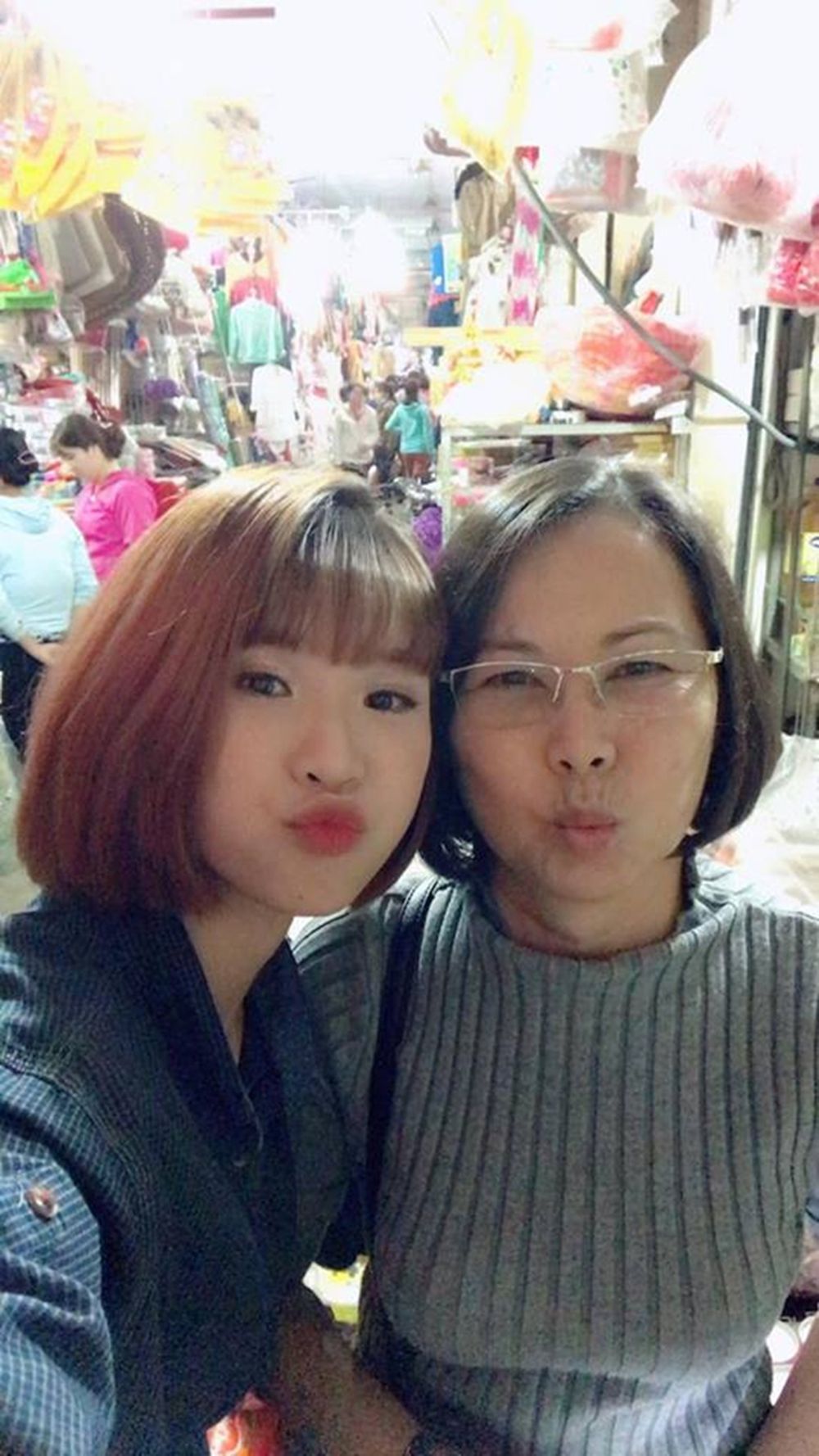 Khởi My và mẹ