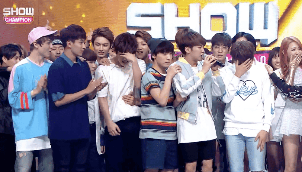 Seventeen với chiếc cúp đầu tiên