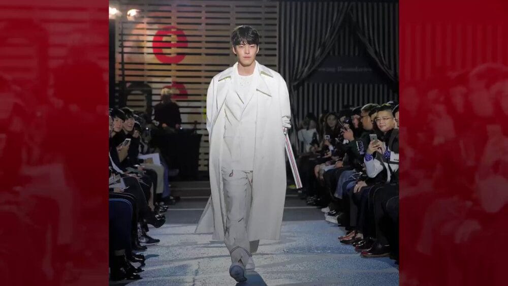 Kim Woo Bin sải bước chuyên nghiệp trên các sàn thời trang lớn