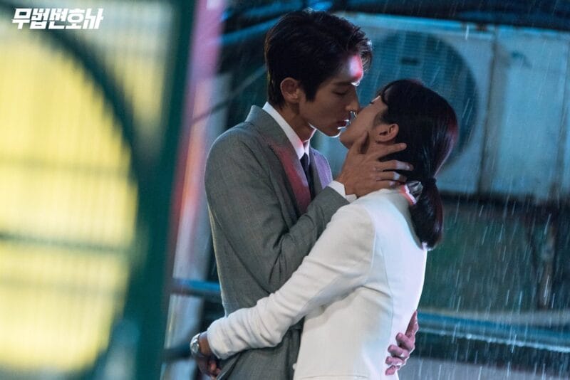 Seo Ye Jin cùng bạn diễn Lee Joon Gi trong Luật sư vô pháp