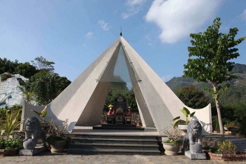 Bia tưởng niệm những người lính Tây Tiến