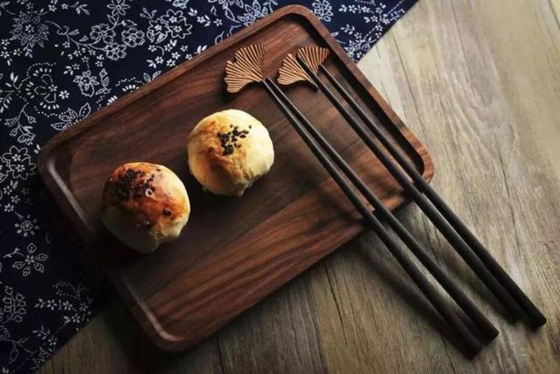 Món ăn chính luôn được đặt giữa bàn và đối diện người chủ