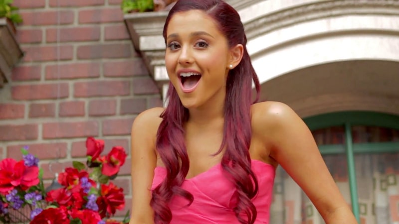 Ariana Grande trong video bài hát Put Your Hearts Up