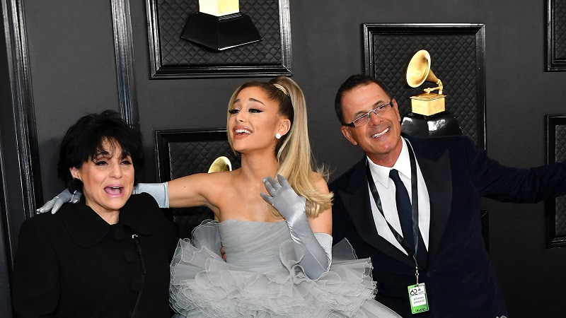 Ariana cùng cha mẹ tại lễ trao giải Grammy 2020