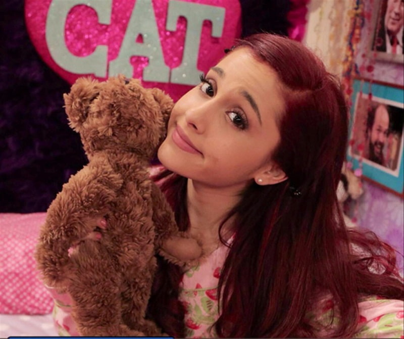 Ariana Grande trong vai diễn Cat Valentine