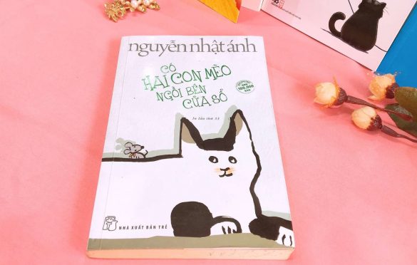 Có hai con mèo ngồi bên cửa sổ và tình yêu mộng mơ
