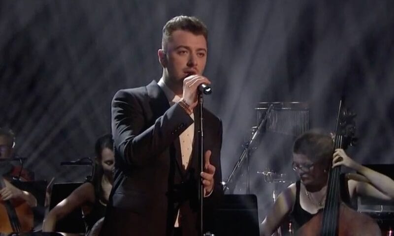 Sam Smith biểu diễn Writing's On The Wall