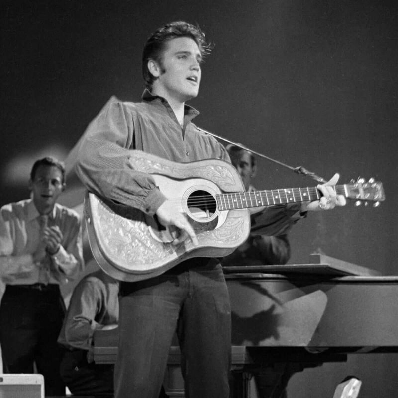 Cậu bé Elvis thường ôm đàn và hát trong giờ nghỉ trưa tại trường