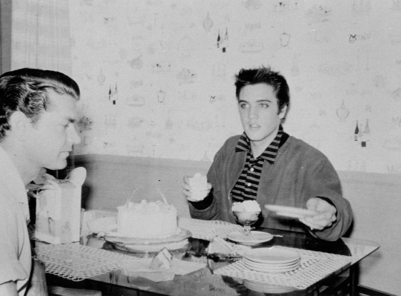 Elvis Presley và Sam Phillips, ông chủ Sun Records