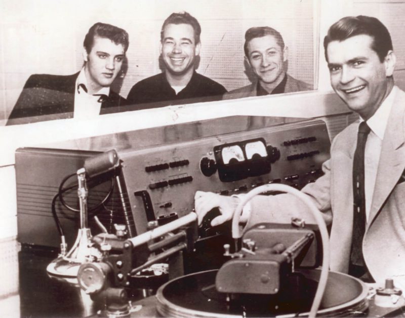 Scotty Moore và Bill Black đã đồng hành cùng Elvis Presley trong một khoảng thời gian dài