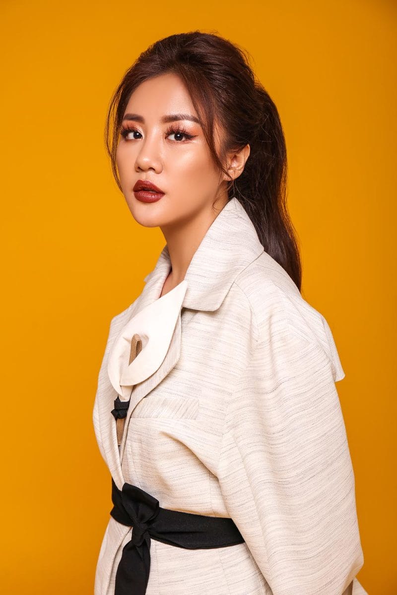 Văn Mai Hương sinh năm 1994 tại Hà Nội