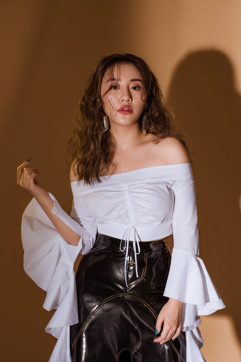 Album Hãy mỉm cười vẫn không đem lại tiếng vang cho Hương
