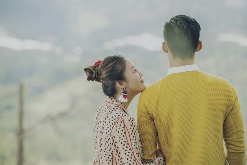 Văn Mai Hương và anh chàng bạn trai giấu mặt trong MV