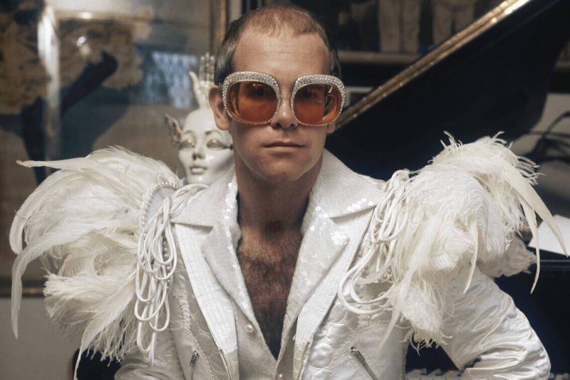 Elton John trong bộ trang phục đậm chất Glam Rock