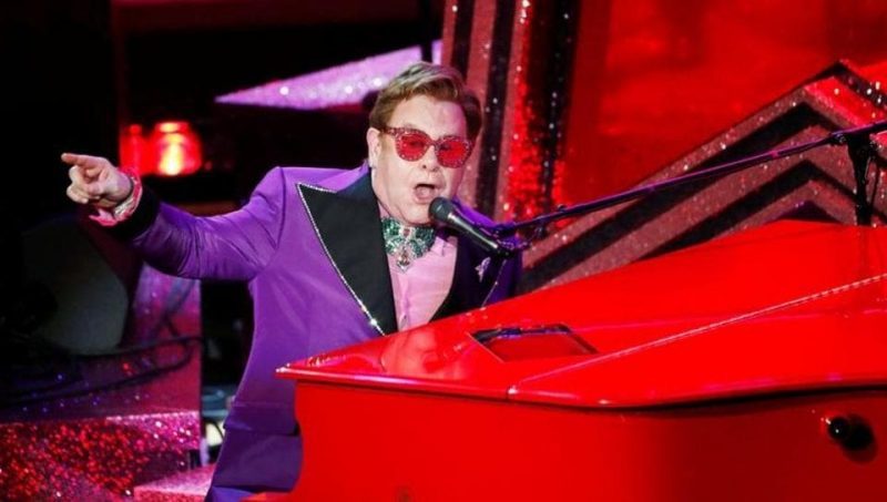 Trong những năm 2000, Elton chủ yếu đi tour tại các sân vận động