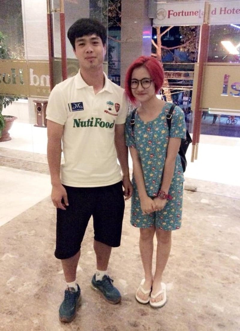 Hòa Minzy tình tứ bên cầu thủ bóng đá Công Phượng