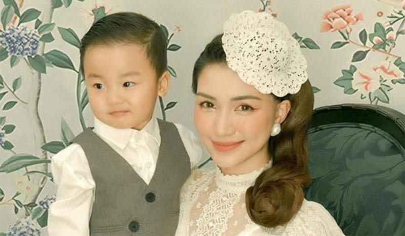 Nữ ca sĩ hạnh phúc với cậu con trai kháu khỉnh đầu lòng