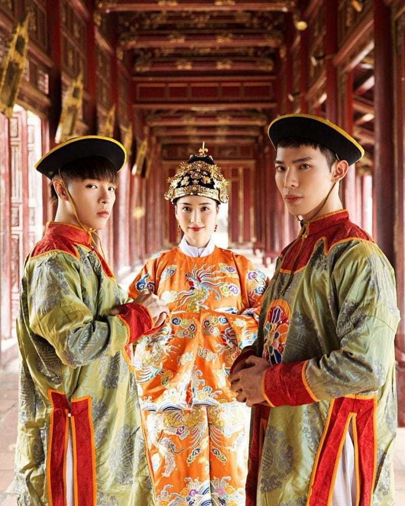 Tạo hình nơi chốn hậu cung cùng với bộ ba Hoa Dâm Bụt cùng đóng trong MV